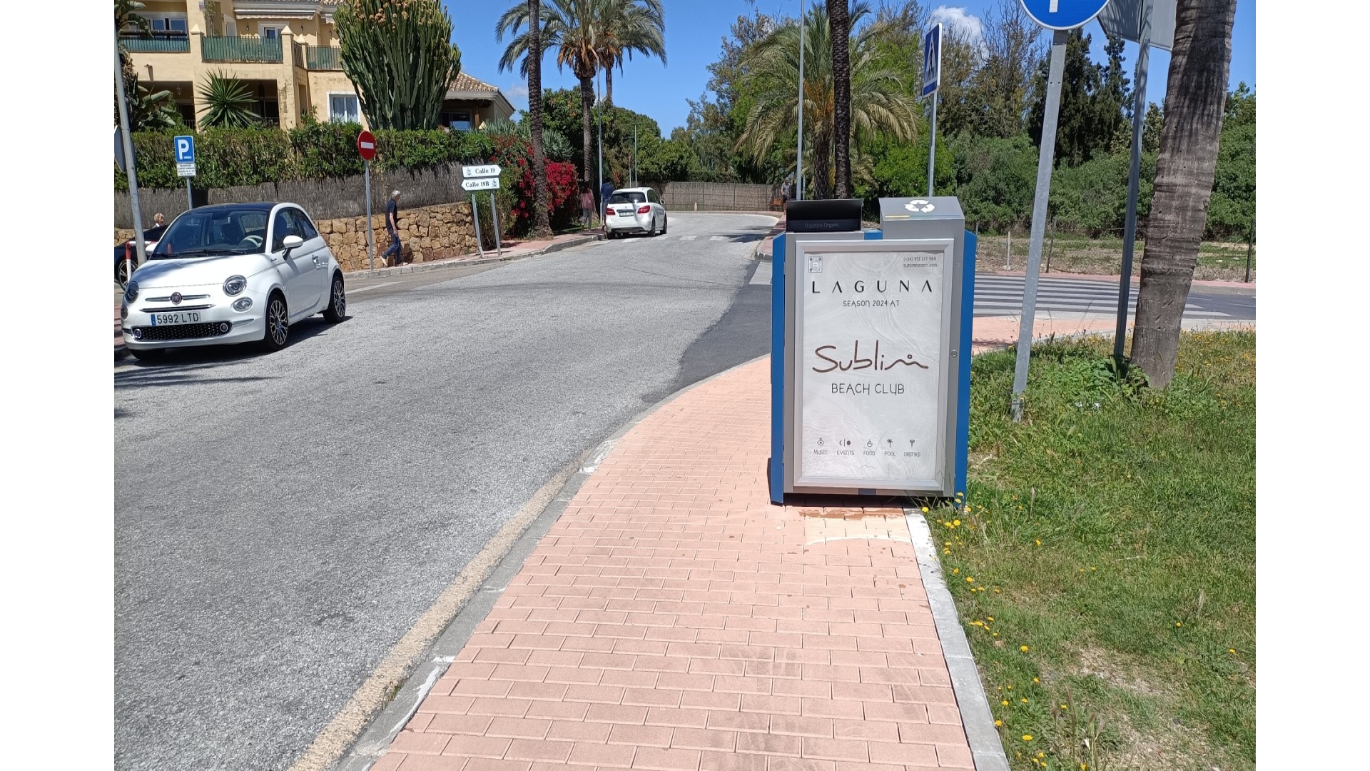 Mupi publicitario en Urb. Guadalmina Alta, Calle 19B, San Pedro de Alcántara
