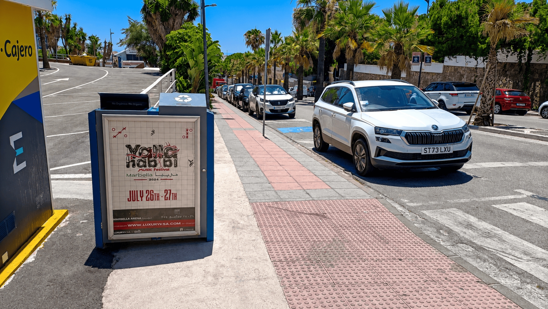 Mupi publicitario en Avenida Pilar Calvo, Marbella Arena, Nueva Andalucía