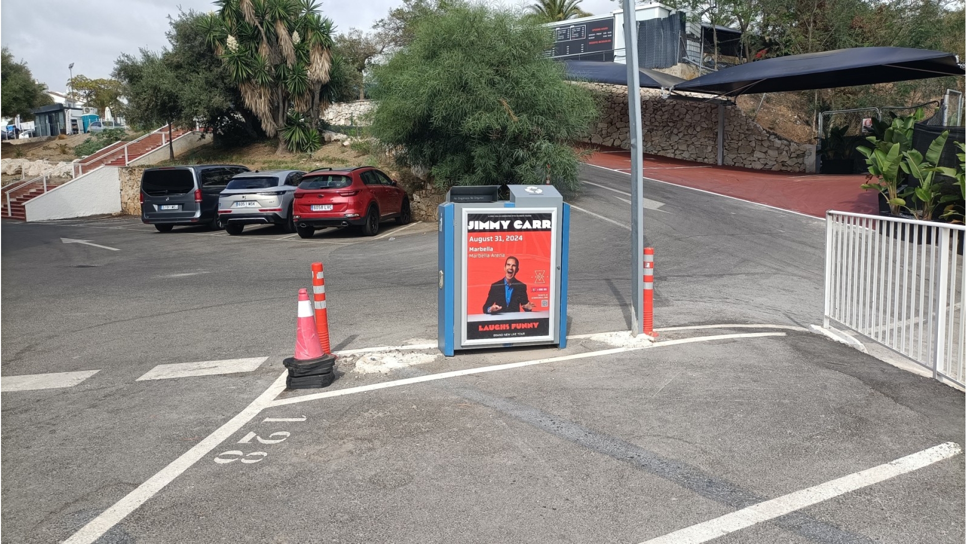 Mupi publicitario en Avenida Pilar Calvo, Marbella Arena, Nueva Andalucía