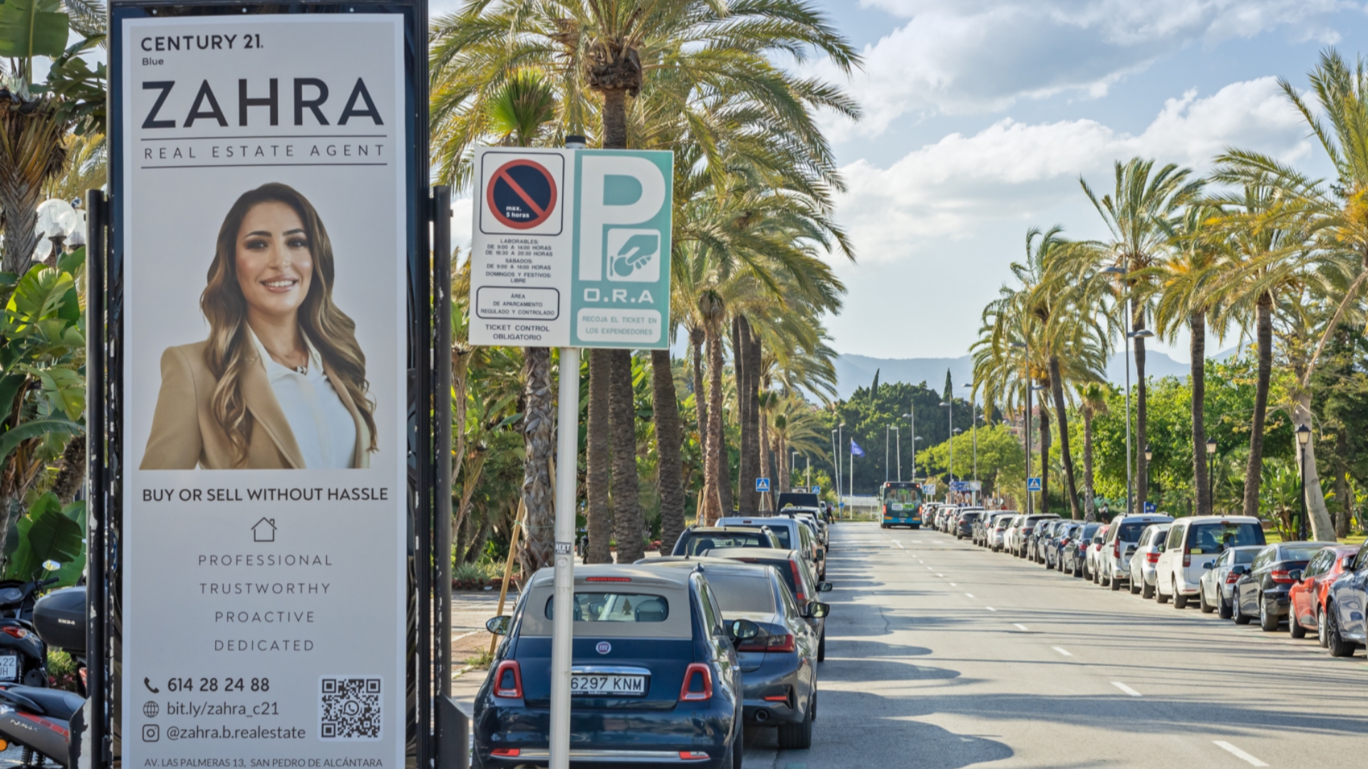 Columna publicitaria   de  324x120 cm  en Marbella, Málaga