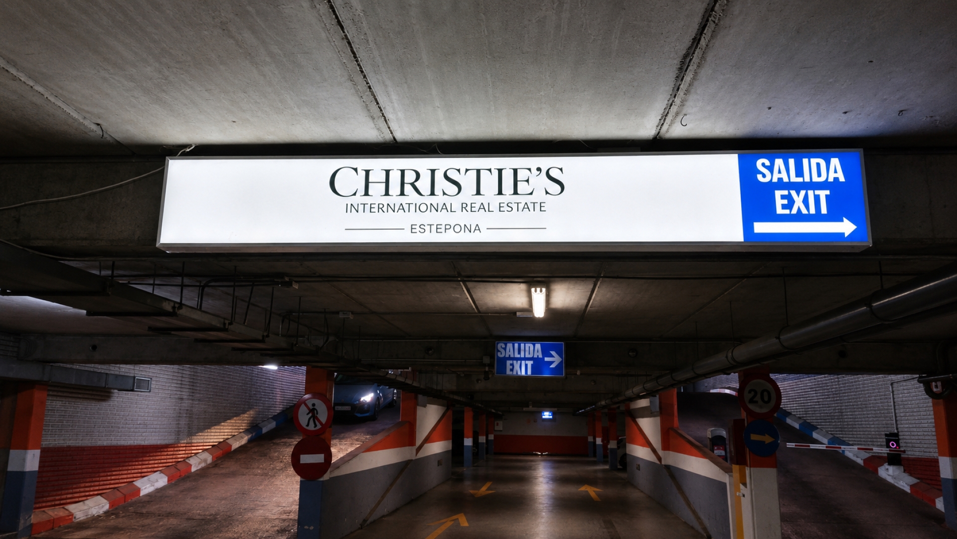 Luminoso publicitario   de  250x40 cm  en Estepona, Málaga