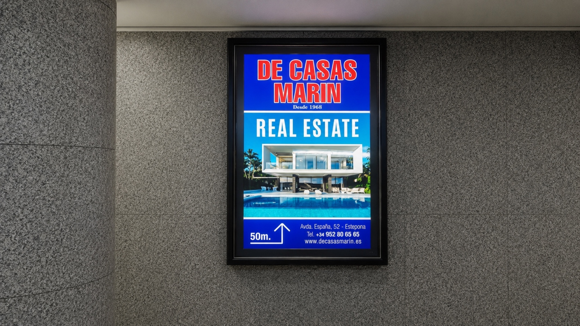 Luminoso publicitario   de  75x110 cm  en Estepona, Málaga