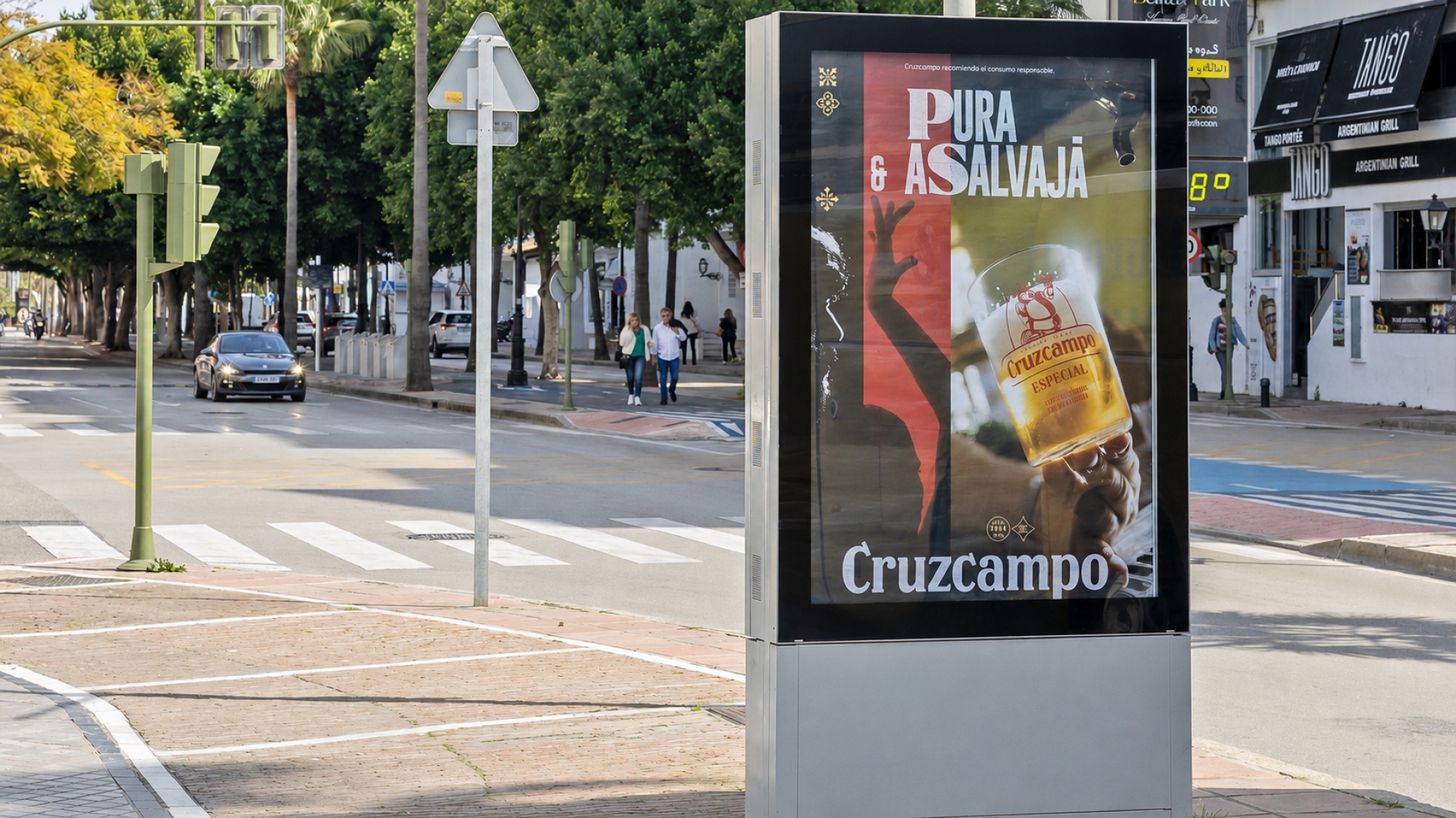 Mupi publicitario en Avda. Julio Iglesias junto Plaza Antonio Banderas, Puerto Banús
