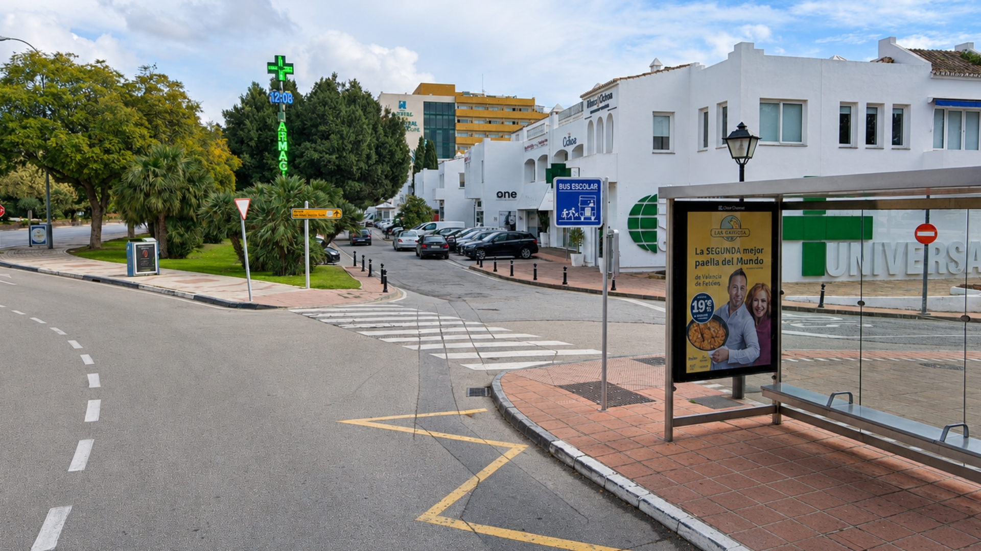 Mupi publicitario en Avda. Bulevar Príncipe Alfonso de Hohenlohe, Puerto Banús