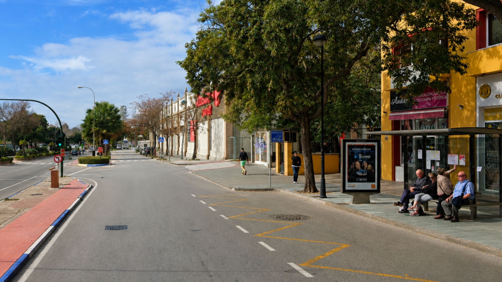 Mupi publicitario en Avda. Bulevar Príncipe Alfonso de Hohenlohe, Puerto Banús