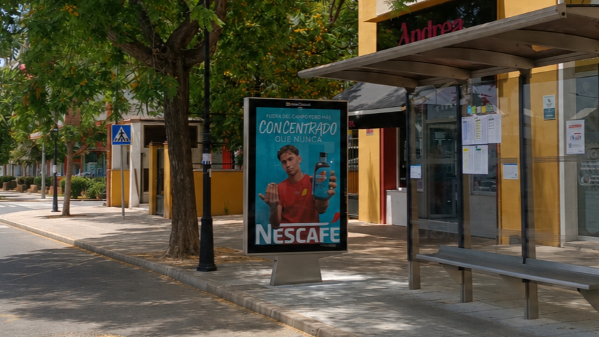 Mupi publicitario en Avda. Bulevar Príncipe Alfonso de Hohenlohe, Puerto Banús