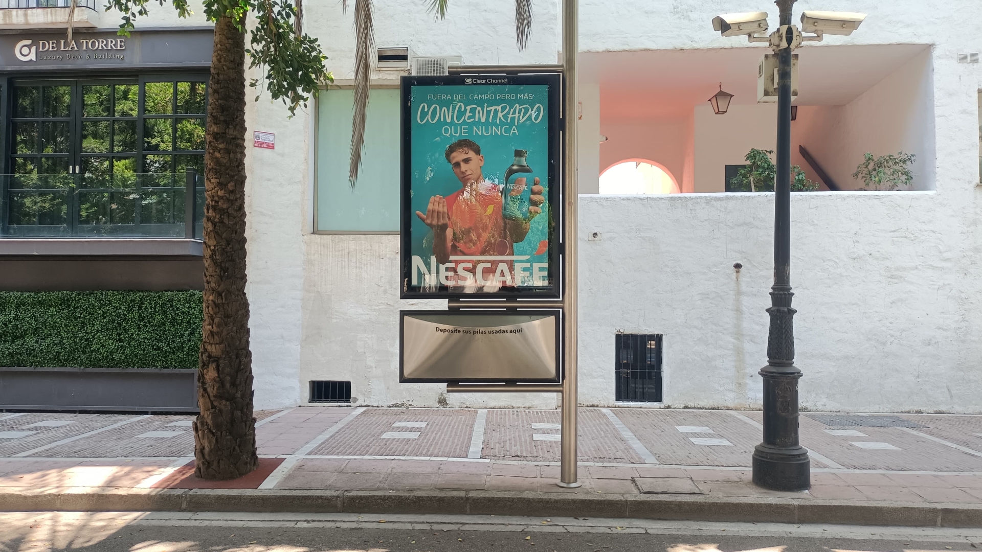 Mupi publicitario en Avda. Julio Iglesias, frente gasolinera, Puerto Banús