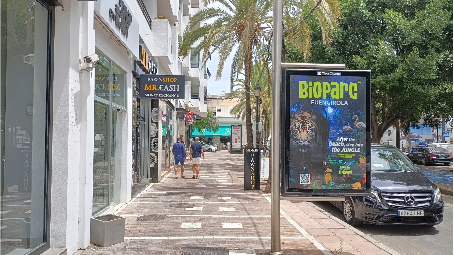 Mupi publicitario en Avda. Julio Iglesias, junto Mr Cash, Puerto Banús