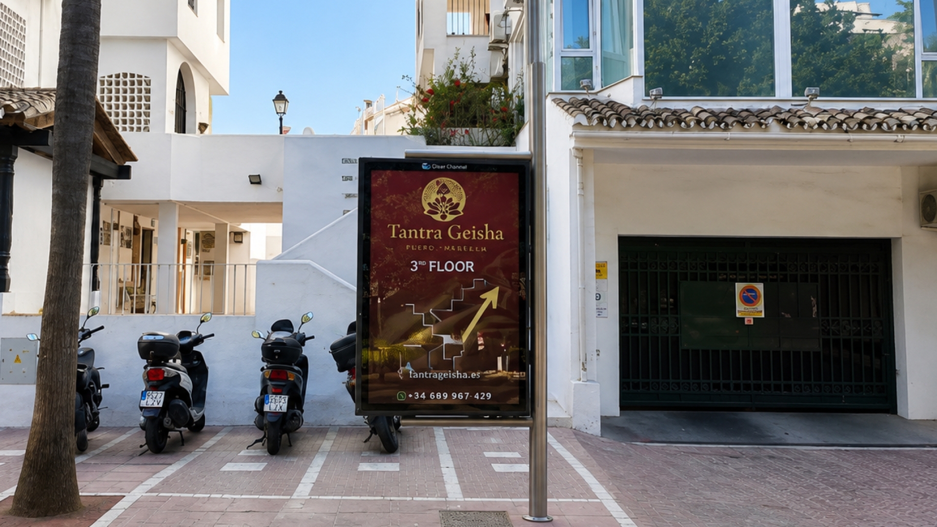 Mupi publicitario en Avda. Julio Iglesias, frente Multicines, Puerto Banús