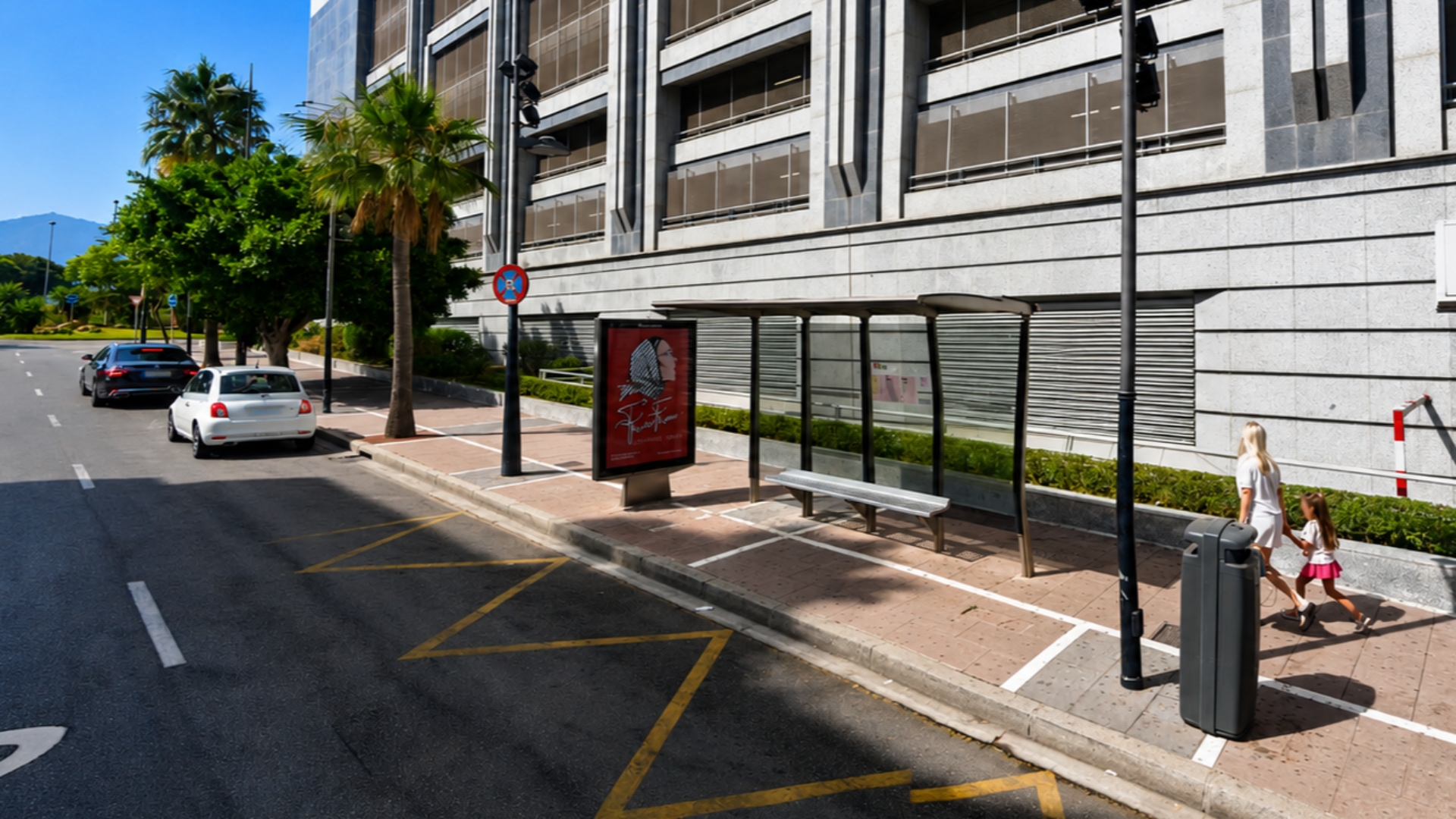 Mupi publicitario en Calle Antonio El Bailarín, Puerto Banús