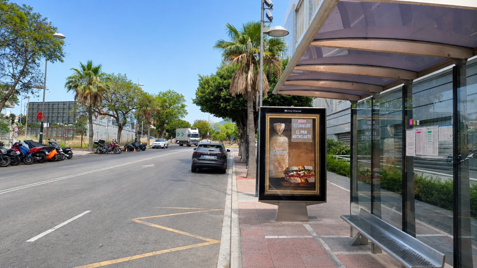 Mupi publicitario en Calle Antonio El Bailarín, Puerto Banús
