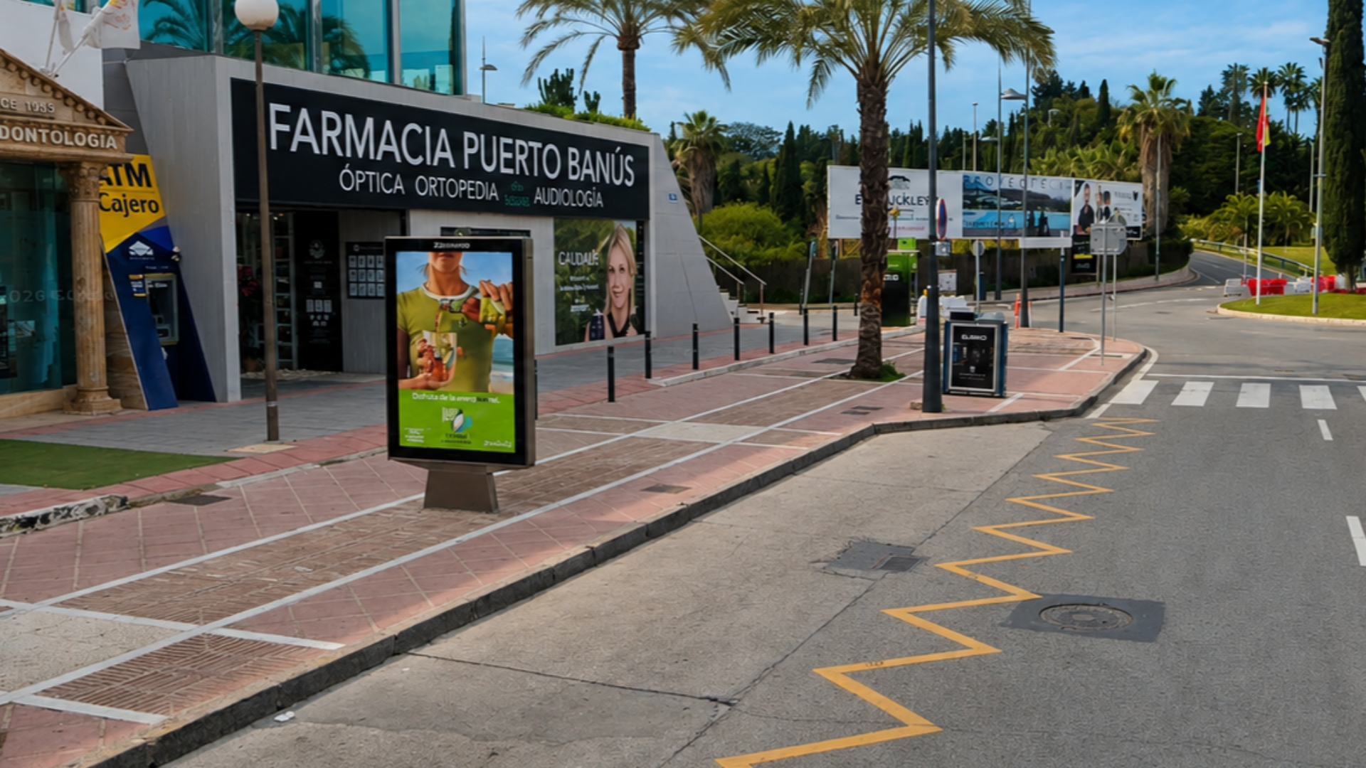 Mupi publicitario en Avda. Naciones Unidas, junto CC Cristamar, Puerto Banús