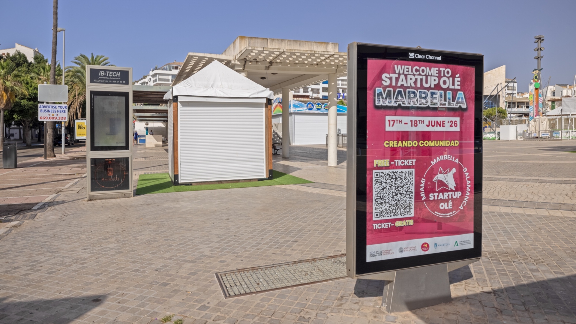 Mupi publicitario en Plaza Antonio Banderas, Puerto Banús