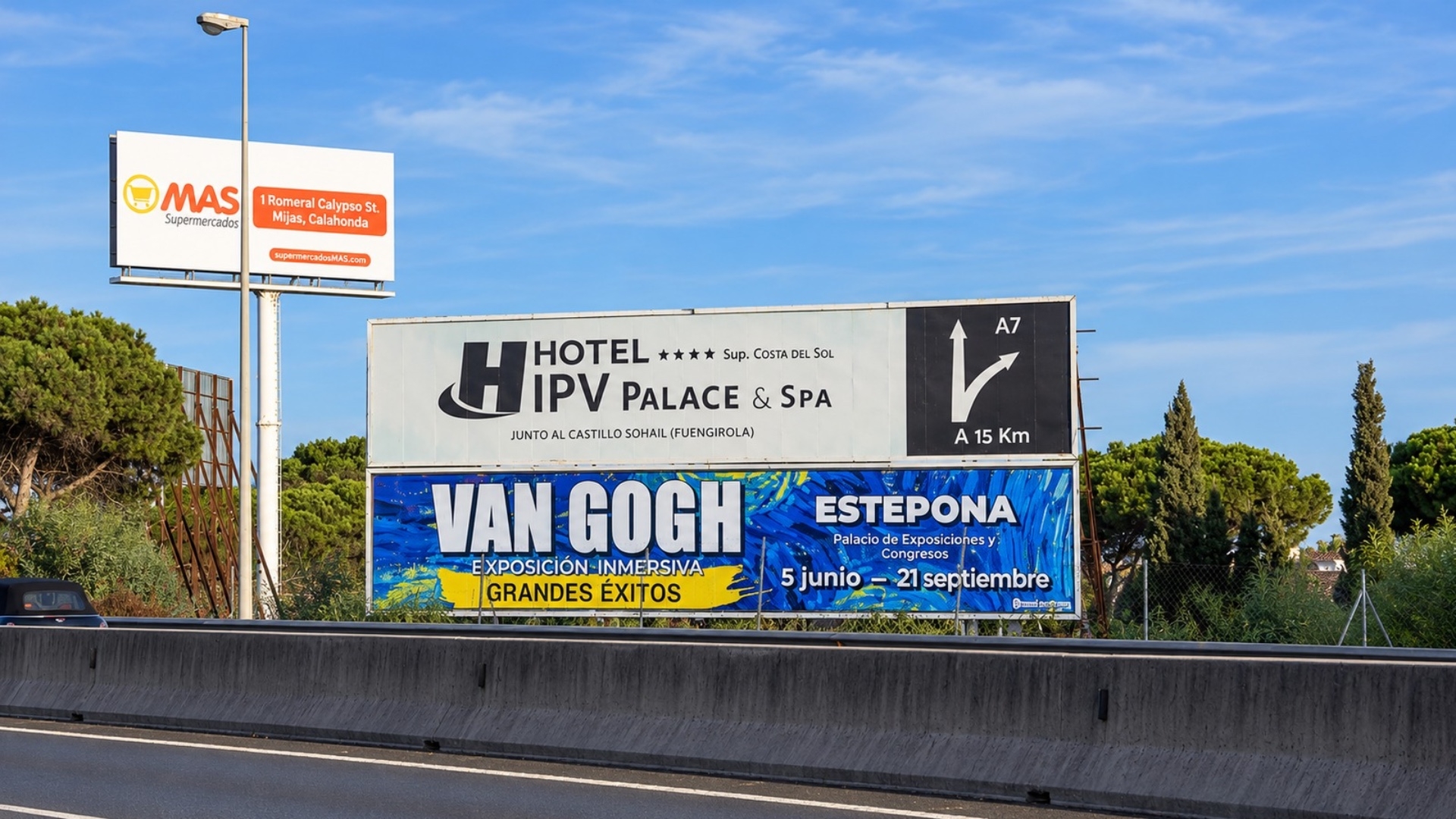 Valla ubicada en A-7 altura Cabopino dirección Fuengirola | Marbella
