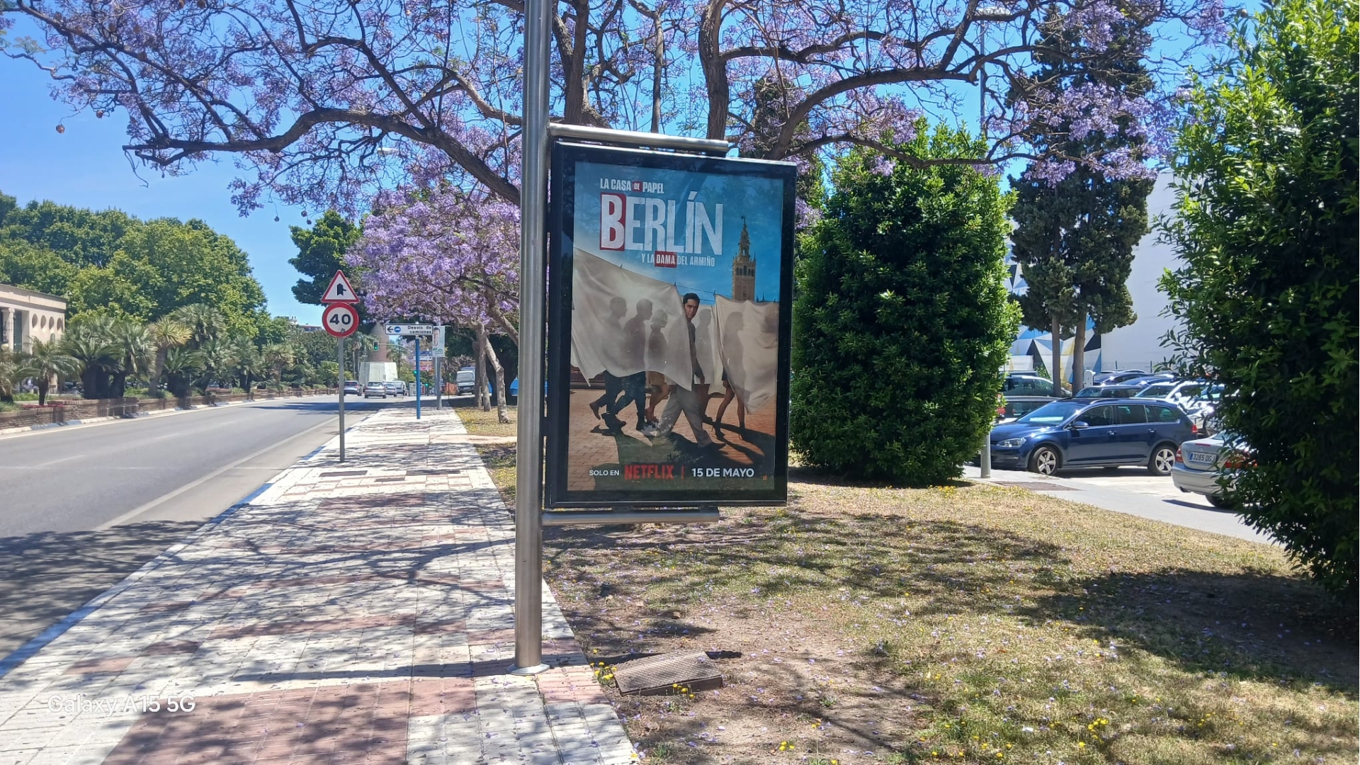 Mupi publicitario en Milla de Oro, dirección Málaga, junto al Palacio de Congresos de Marbella