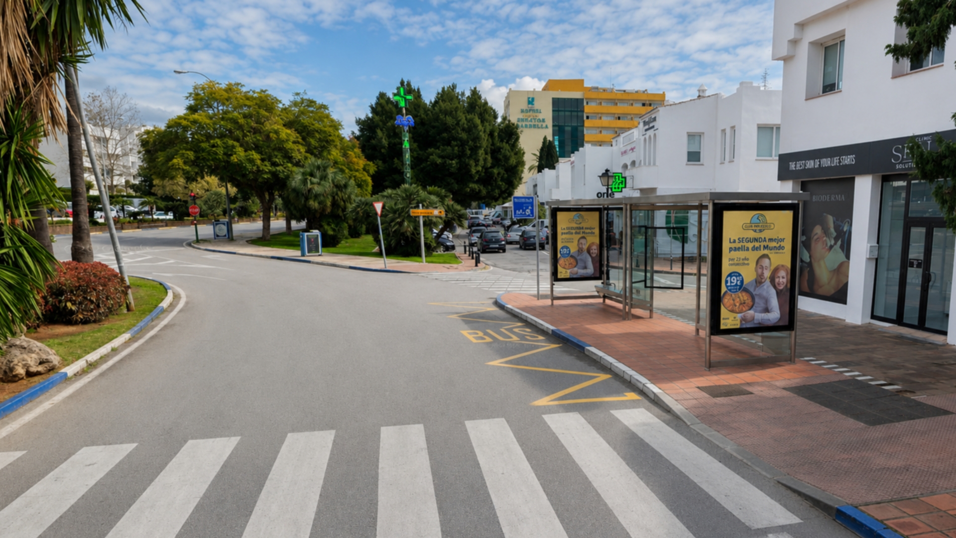 Mupi publicitario en Avda. Bulevar Príncipe Alfonso de Hohenlohe, junto al Centro Comercial Tembo
