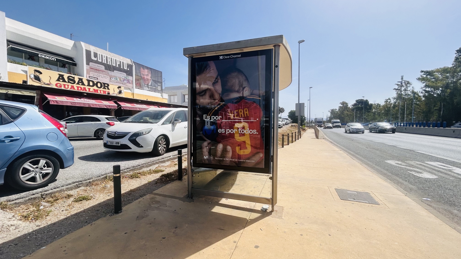 Mupi publicitario situado en la CN-340, a la altura del Centro Comercial Guadalmina, frente al Asador Guadalmina