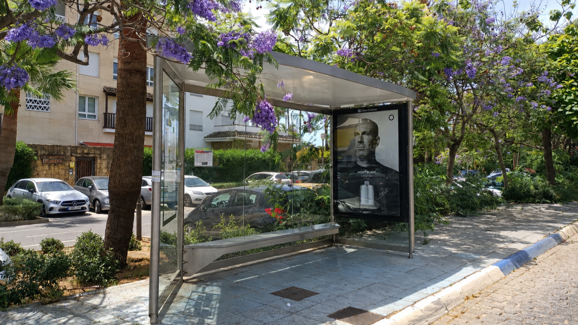 Mupi publicitario en Milla de Oro, a la altura de Las Cañas Beach – Marbella