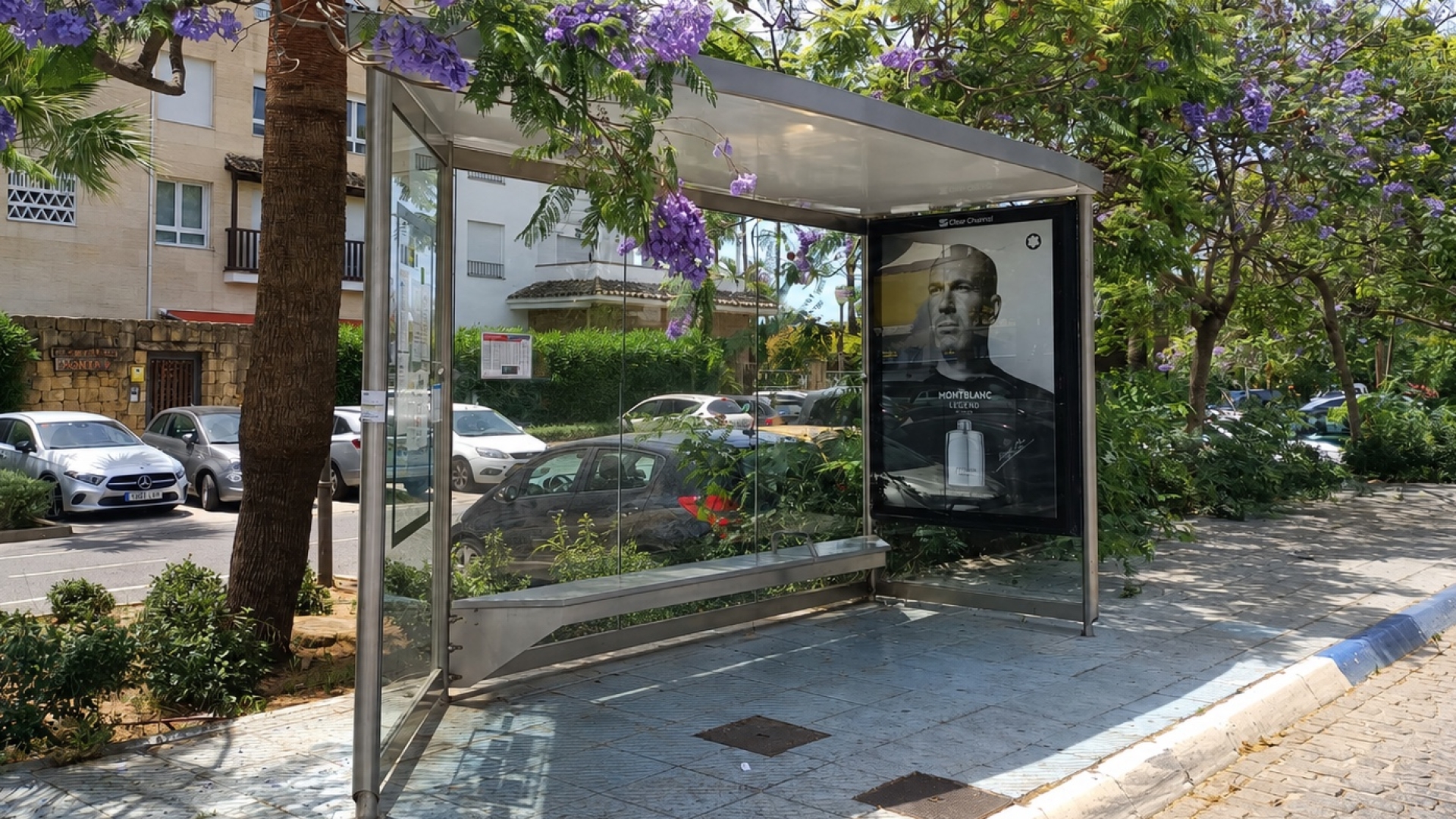 Mupi publicitario en Milla de Oro, a la altura de Las Cañas Beach – Marbella
