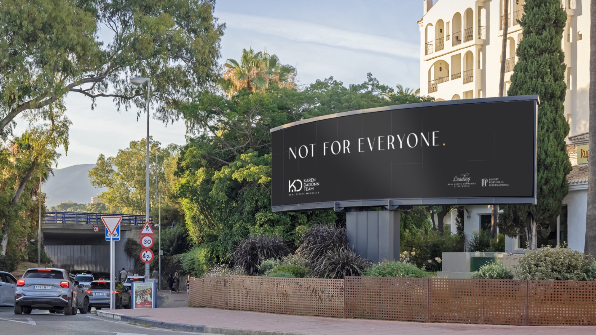 Rotonda entrada principal Puerto Banús