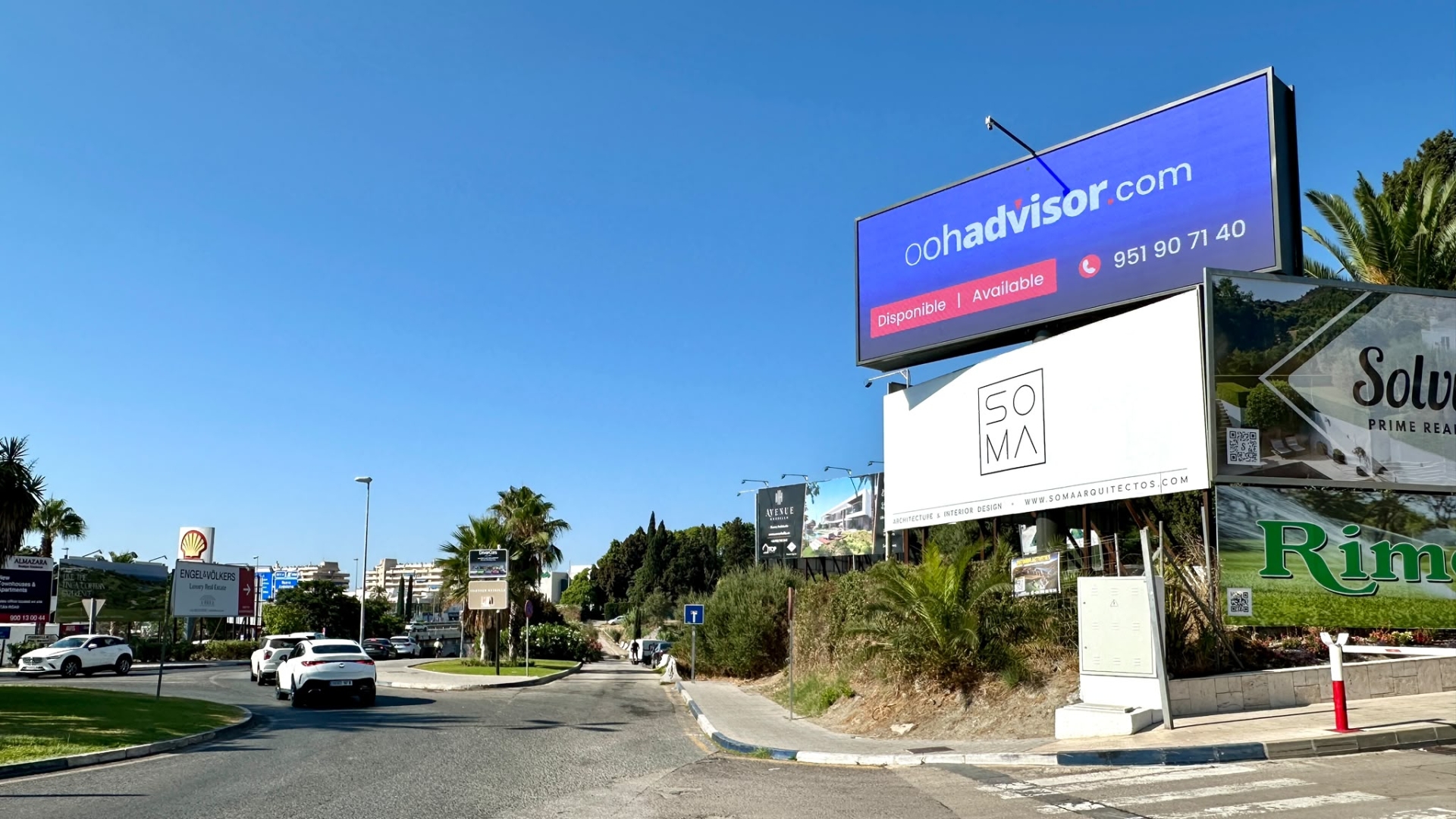 Valla Digital en la Rotonda de La Alzambra en dirección hacia Puerto Banús