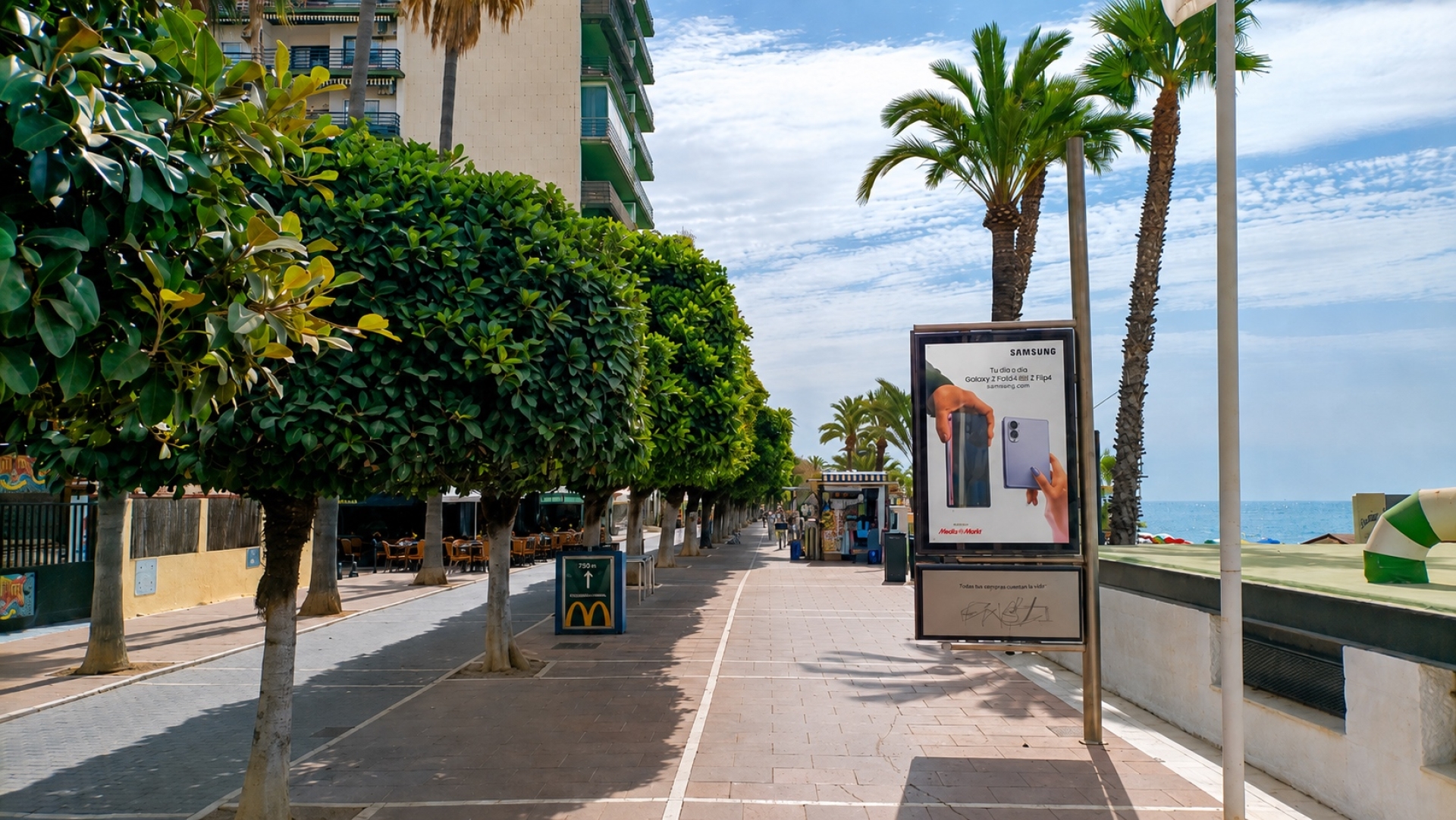 Mupi publicitario   de  176x120 cm  en , Marbella