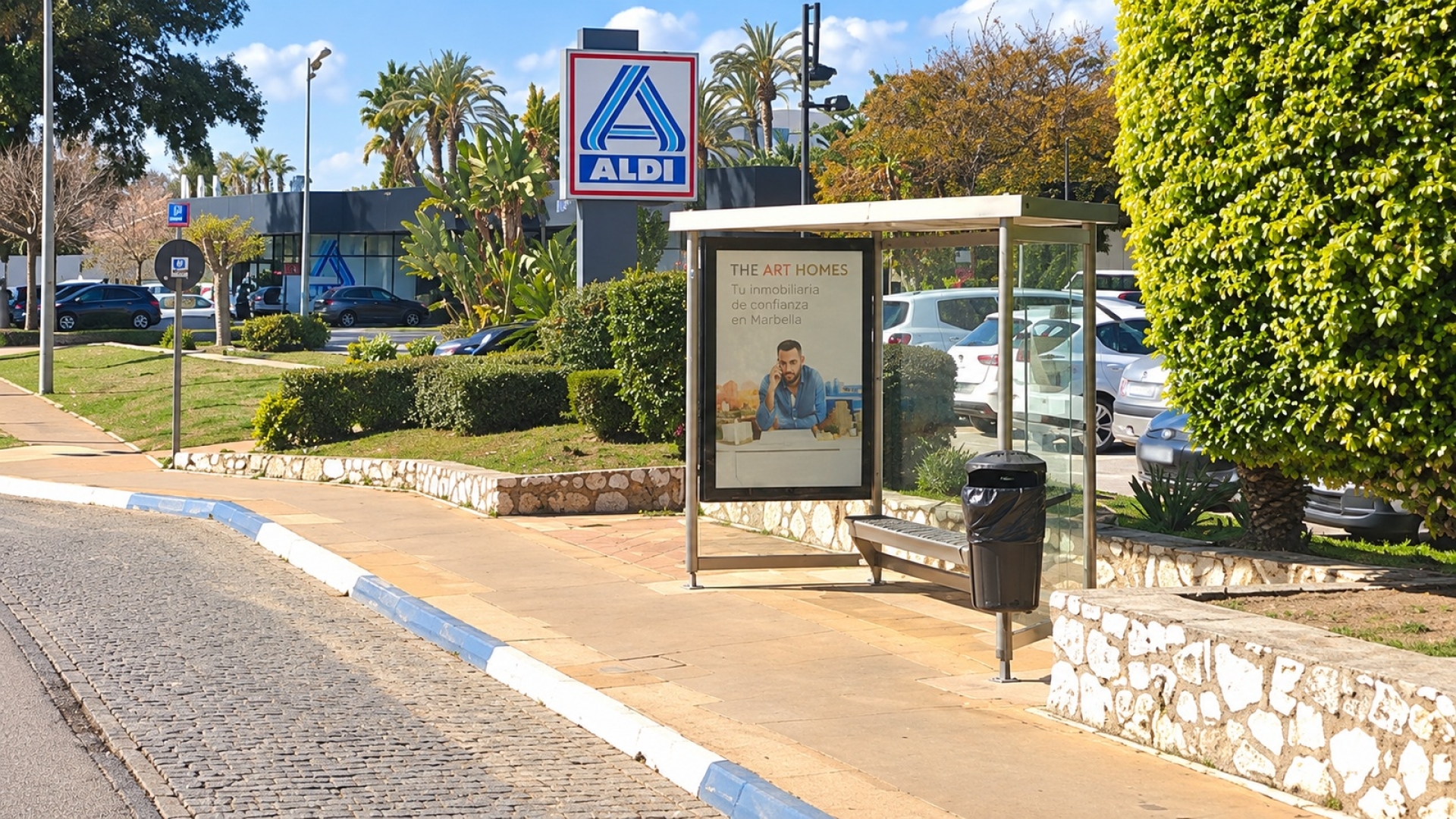 Marquesina publicitaria   de  120x175 cm  en Marbella, Málaga