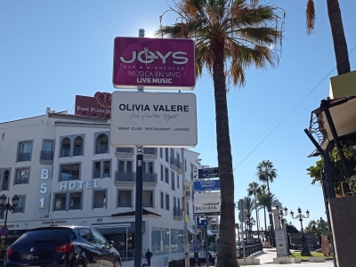 Poste publicitario de 150x100 cm en Marbella, Málaga
