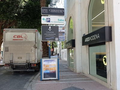 Poste publicitario de 150x50 cm en Marbella, Málaga