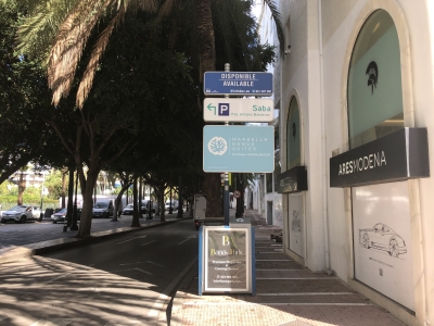 Poste publicitario de 150x50 cm en Marbella, Málaga