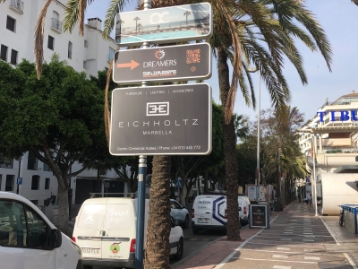 Poste publicitario de 150x50 cm en Marbella, Málaga