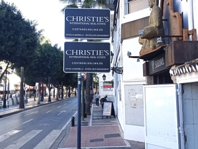 Poste publicitario de 150x50 cm en Marbella, Málaga