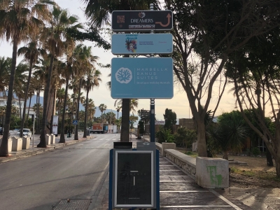 Poste publicitario de 150x50 cm en Marbella, Málaga