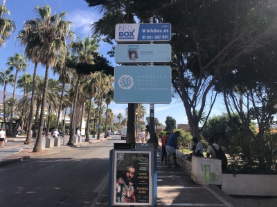 Poste publicitario de 150x50 cm en Marbella, Málaga