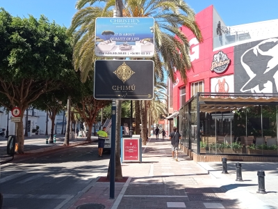 Poste publicitario de 150x50 cm en Marbella, Málaga