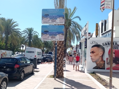 Poste publicitario de 150x50 cm en Marbella, Málaga