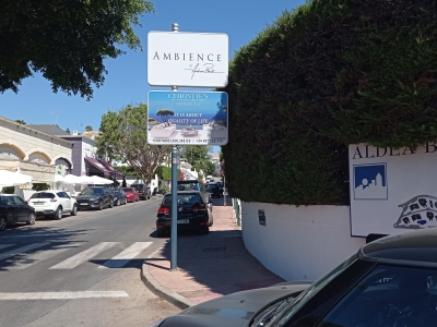 Poste publicitario de 150x50 cm en Marbella, Málaga