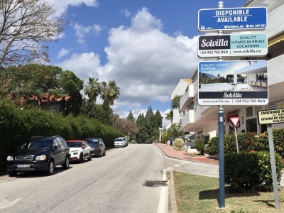 Poste publicitario de 150x50 cm en Marbella, Málaga