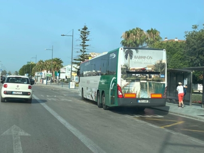 Autobus publicitario de Urban Simple en La Línea de la Concepción, Cádiz