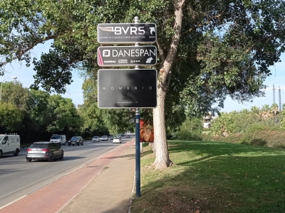 Poste publicitario de 150x50 cm en Marbella, Málaga