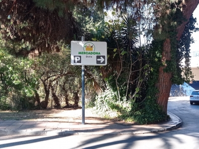 Poste publicitario de 150x50 cm en Marbella, Málaga