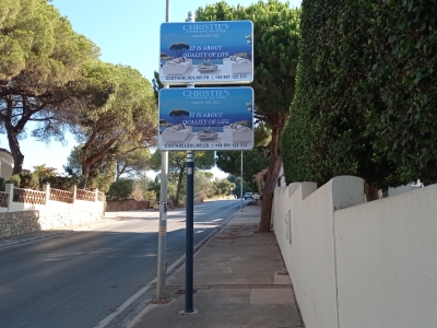 Poste publicitario de 150x100 cm en Marbella, Málaga