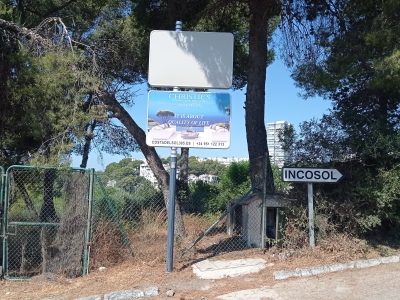 Poste publicitario de 150x50 cm en Marbella, Málaga