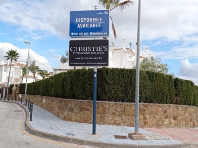 Poste publicitario de 150x50 cm en Marbella, Málaga