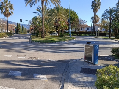 Papelera publicitaria de 100x70 cm en Marbella, Málaga