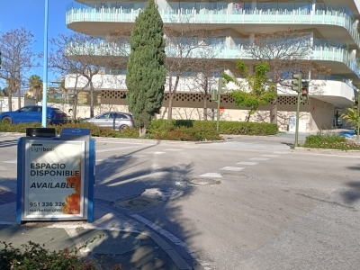 Papelera publicitaria de 100x70 cm en Marbella, Málaga