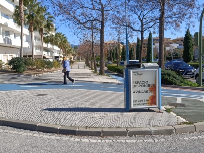 Papelera publicitaria de 100x70 cm en Marbella, Málaga