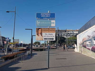 Poste publicitario de 150x50 cm en Marbella, Málaga