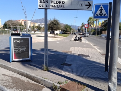 Papelera publicitaria de 100x70 cm en Marbella, Málaga