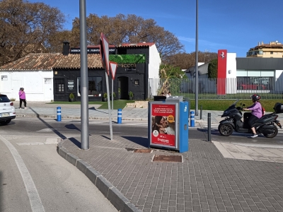 Papelera publicitaria de 100x70 cm en San Pedro de Alcántara, Málaga